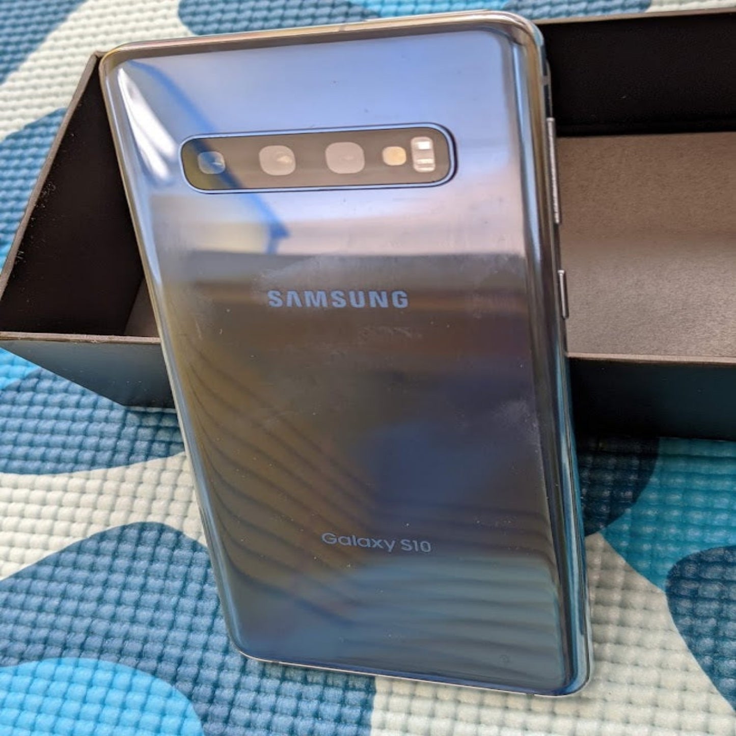 Samsung Galaxy S10,  good camera, refurbished phone